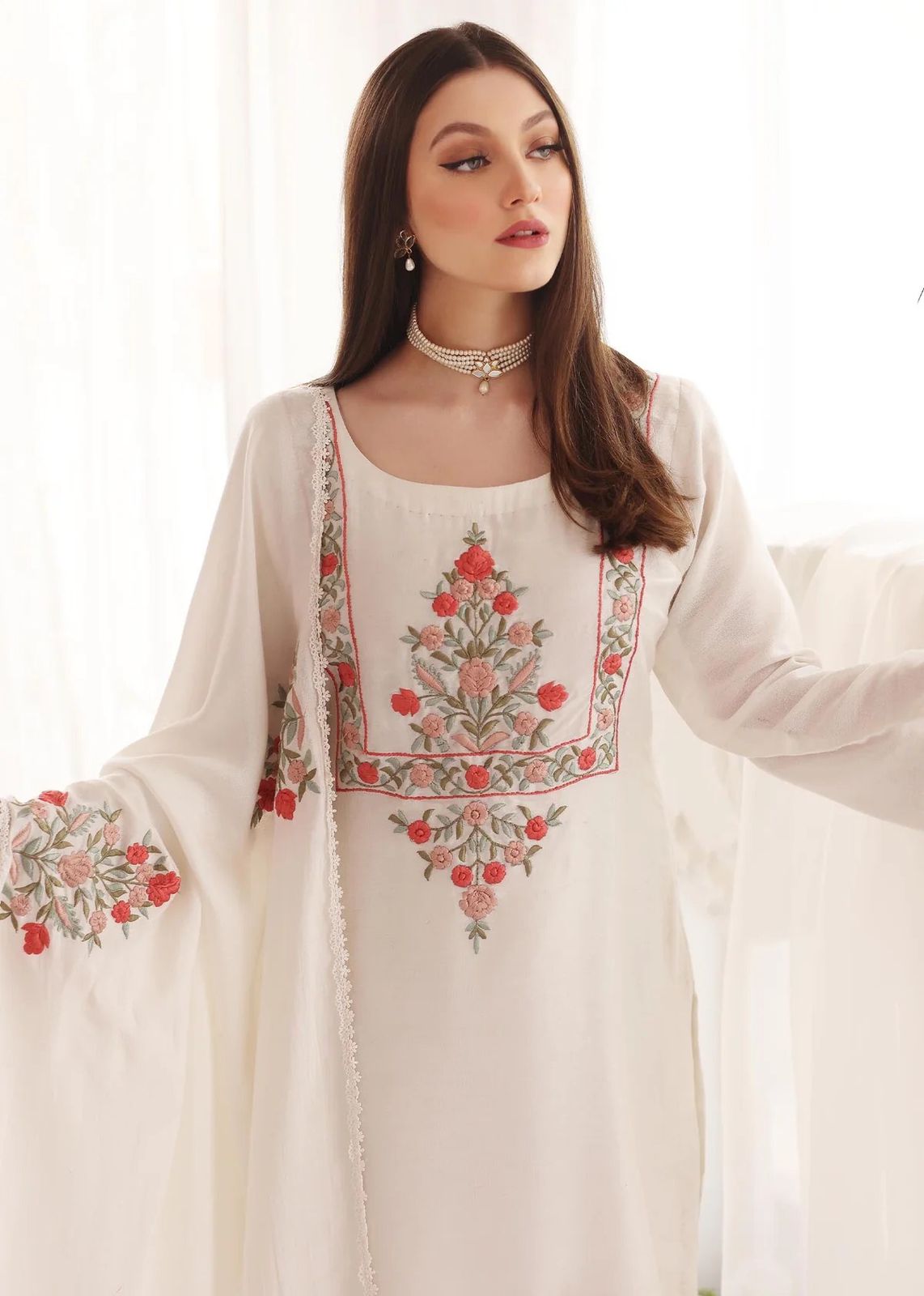 Indian Designer Women Embroidery Work Georgette Salwar Kameez, Beautiful Women White Kurti With Pant & Dupatta