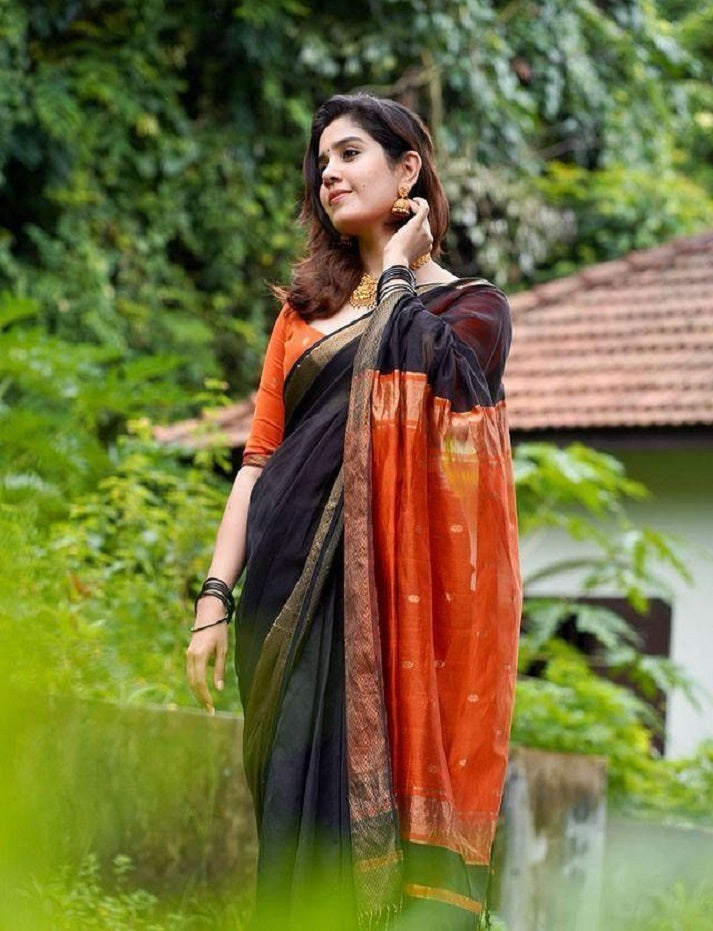 Black Women's Kanjivaram Soft Pure Silk Banarasi Sarees With Contrast Blouse Piece