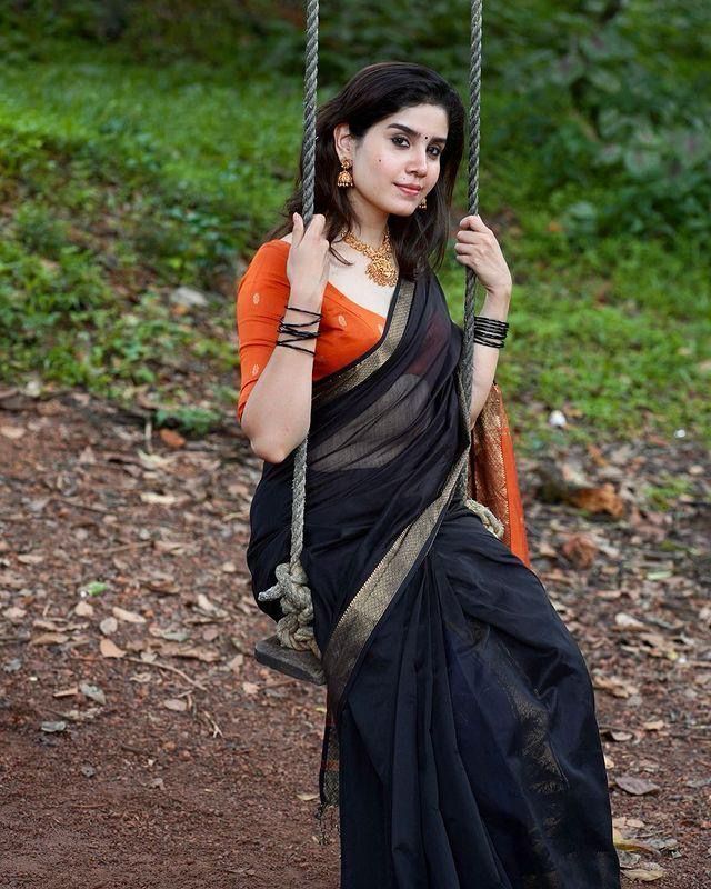 Black Women's Kanjivaram Soft Pure Silk Banarasi Sarees With Contrast Blouse Piece
