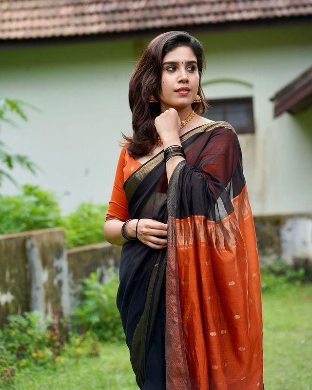 Black Women's Kanjivaram Soft Pure Silk Banarasi Sarees With Contrast Blouse Piece