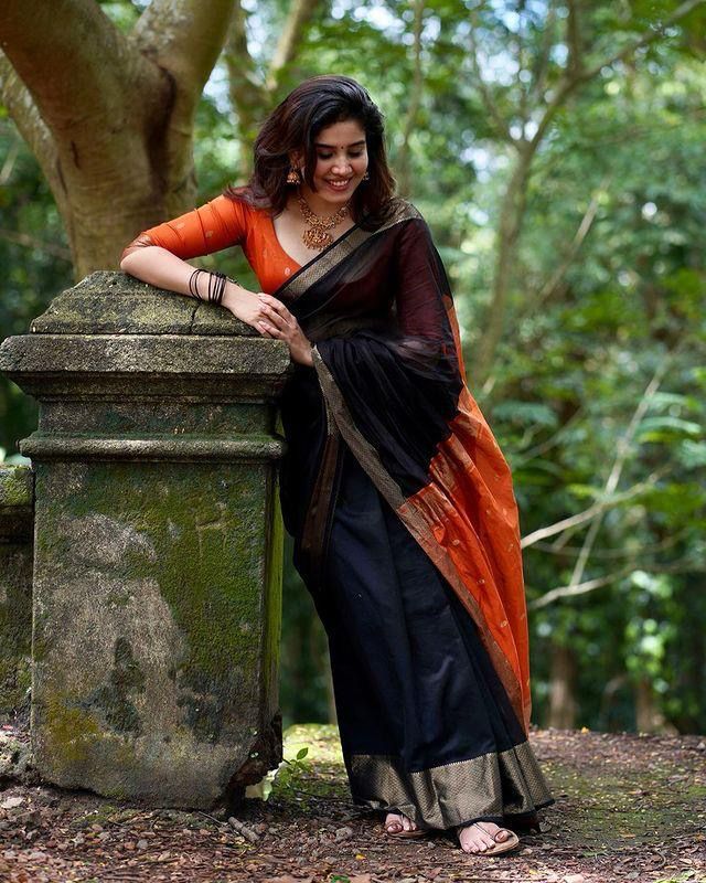 Black Women's Kanjivaram Soft Pure Silk Banarasi Sarees With Contrast Blouse Piece