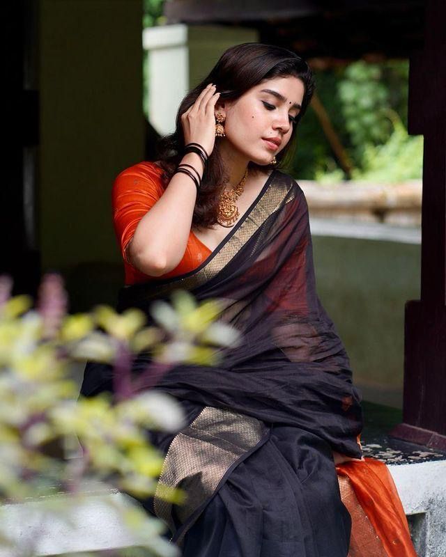 Black Women's Kanjivaram Soft Pure Silk Banarasi Sarees With Contrast Blouse Piece
