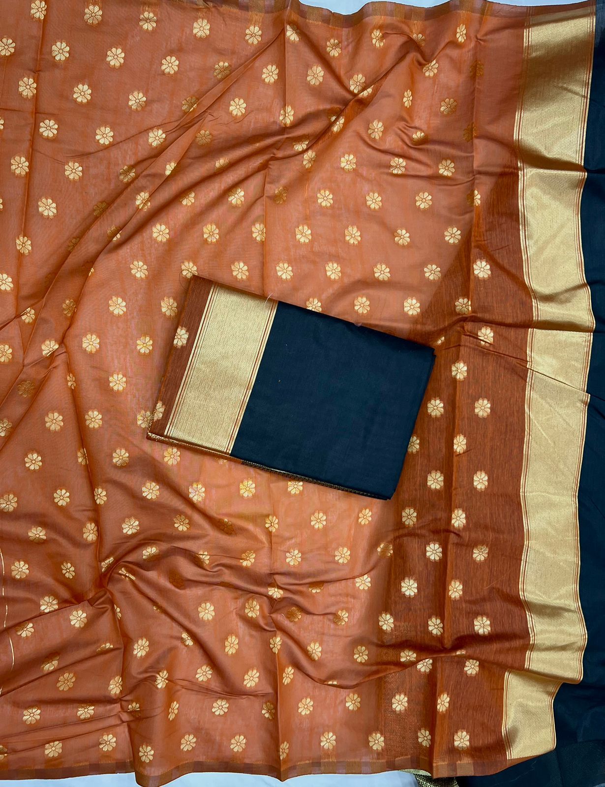 Black Women's Kanjivaram Soft Pure Silk Banarasi Sarees With Contrast Blouse Piece