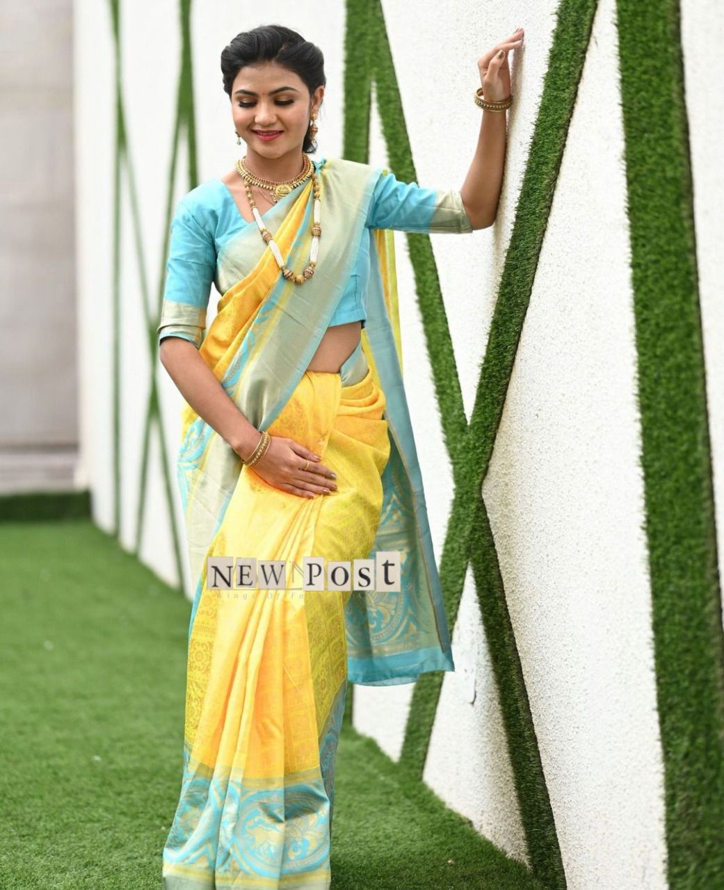 Jacquard Banarasi Lichi Silk Saree with Contrast Border & Blouse Piece For Womens