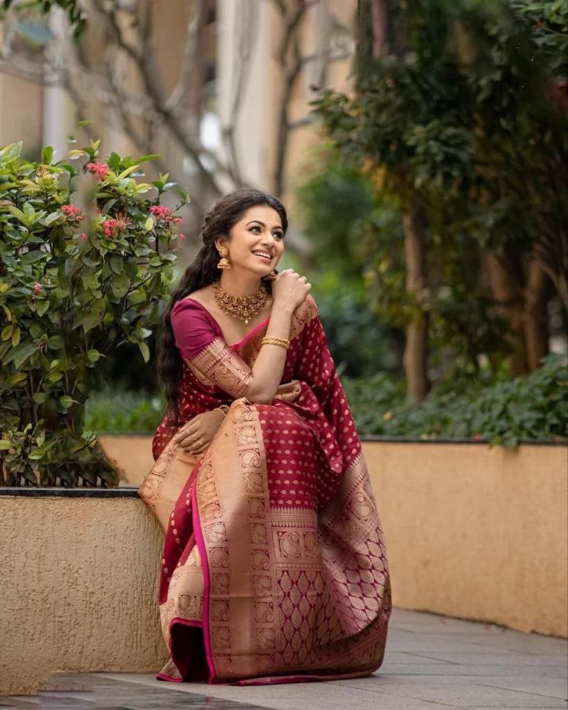 Beautiful Red Women Kanjeevaram Woven Banarasi Silk Saree with Contrast Border