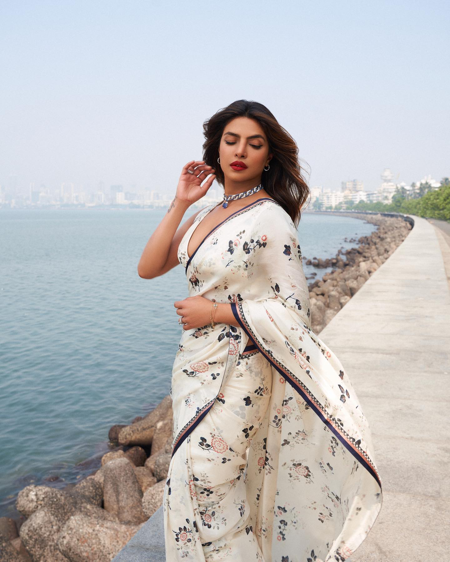 White Satin Georgette Digital Floral Printed Bollywood Saree For Womens With Beautiful Blouse Piece