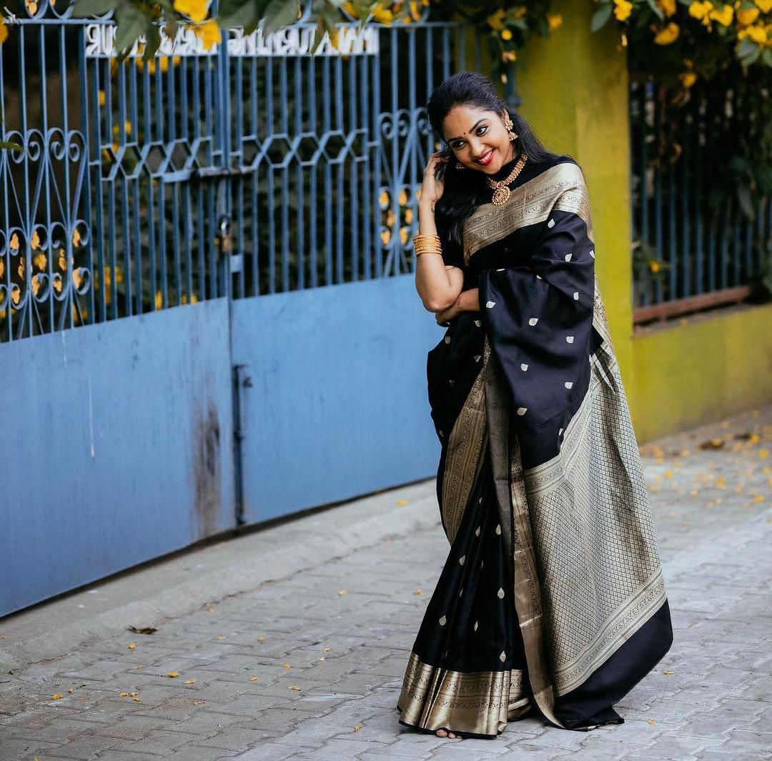 Black Woven Banarasi Silk Saree with Contrast Border & Blouse Piece