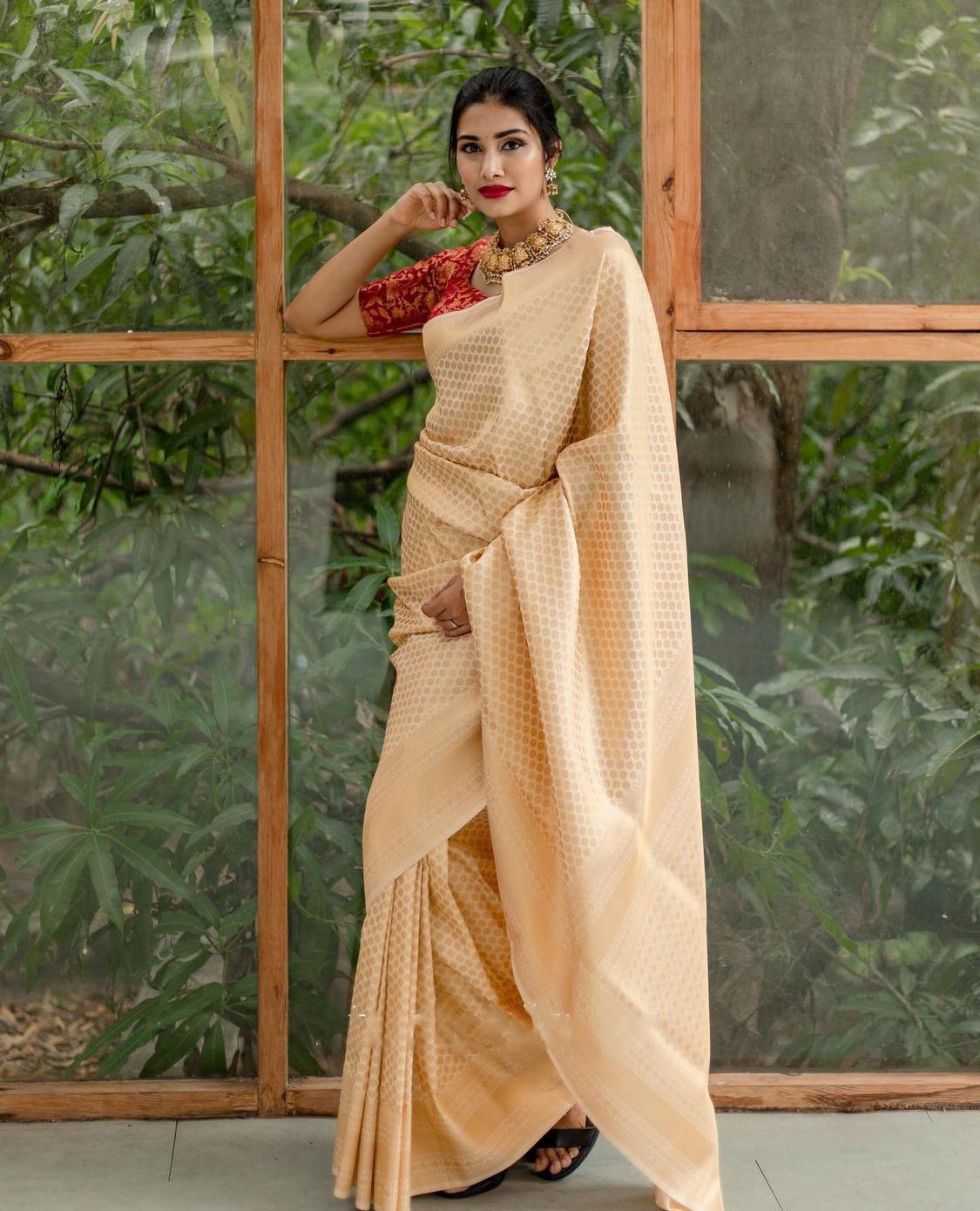 Cream Beautiful Rich Pallu Jaquard Work Saree With Contrast Blouse Piece For Womens