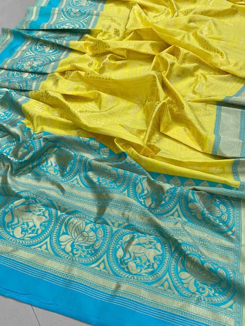 Jacquard Banarasi Lichi Silk Saree with Contrast Border & Blouse Piece For Womens