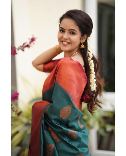 Floral Woven Banarasi Silk Saree with Contrast Border And Contrast Blouse Piece