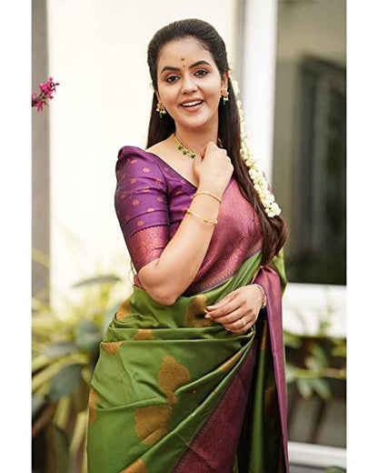 Floral Woven Banarasi Silk Saree with Contrast Border And Contrast Blouse Piece