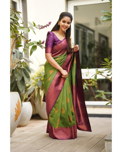 Floral Woven Banarasi Silk Saree with Contrast Border And Contrast Blouse Piece