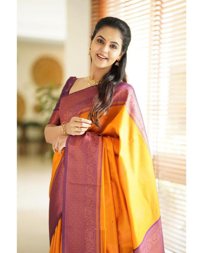 Floral Woven Banarasi Silk Saree with Contrast Border And Contrast Blouse Piece