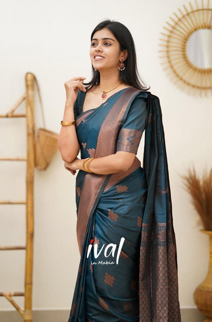 Women Geometric Pattern Banarasi Saree with Contrast Border And Blouse Piece