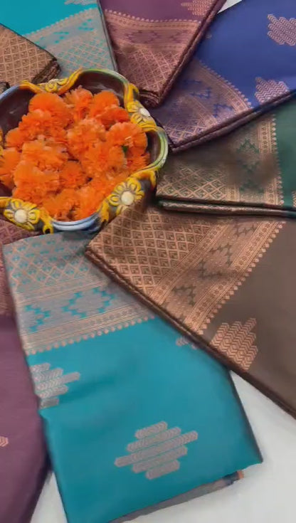 Women Geometric Pattern Banarasi Saree with Contrast Border And Blouse Piece